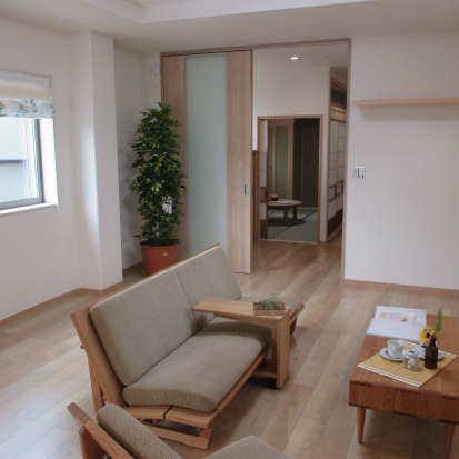 高低差のある敷地を活かす家　重量鉄骨2階建２世帯　　ＺＥＨゼロエネルギー住宅　静岡市清水区