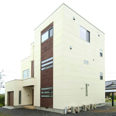 雨の日でも安心のサンルームを設けた重量鉄骨３階建て住宅　静岡県焼津市