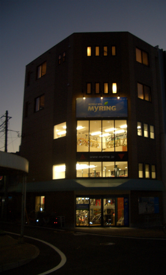 静岡県沼津市の街中狭小敷地の店舗付き2世帯住宅は４階建て６層空間の商売繁盛なサイクルショップです