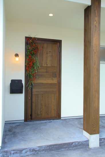 古材無垢野玄関ドア－・アンティ-九の取手とポスト.jpg