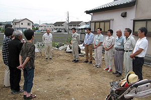 基礎工事をはじめる前に土地を清め、工事の無事と家族の繁栄を祈る地鎮祭を行います。またこの日に、これから始まる家づくりに携わる業者・職人のご紹介を行い、家づくりへの心構えを宣誓します。工事が始まる前には、ご近所へのご挨拶をします。