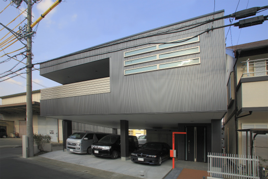 シャープな質感を極めた外観 ｏpen Air ビルトインガレージの家 静岡市清水区 静岡の重量鉄骨住宅 注文住宅ならアイディースリーの池田建設 地震に強い住宅 津波対策住宅 ３階建狭小住宅