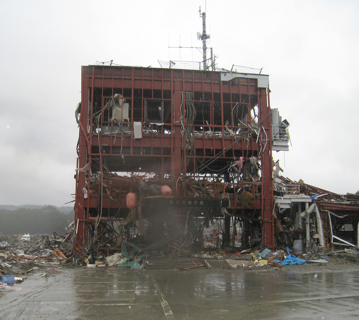 大津波でも11名の命が助かった、重量鉄骨造の南三陸町防災対策庁舎の視察に行ってきました。 | 静岡の重量鉄骨住宅、注文住宅ならアイディースリー ...
