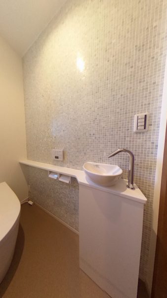 重量鉄骨造3階建て住宅トイレの大理石モザイクタイルの写真